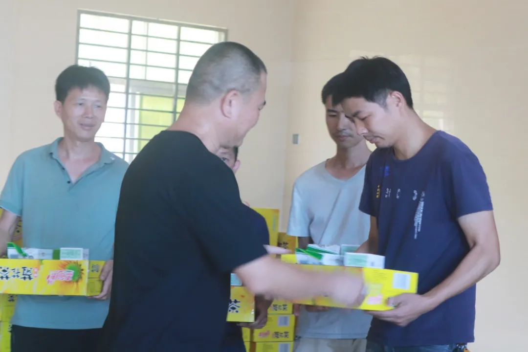 致敬烈日下的堅(jiān)守，高溫慰問送清涼